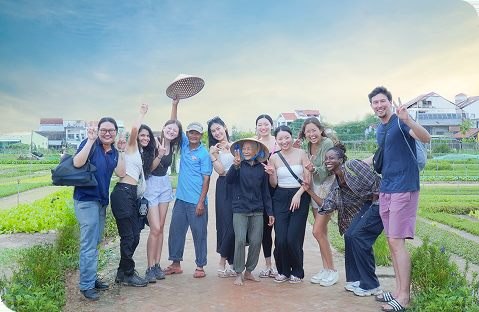 Khách lưu trú tham gia tour trải nghiệm làng rau Trà Quế cùng Haviland House